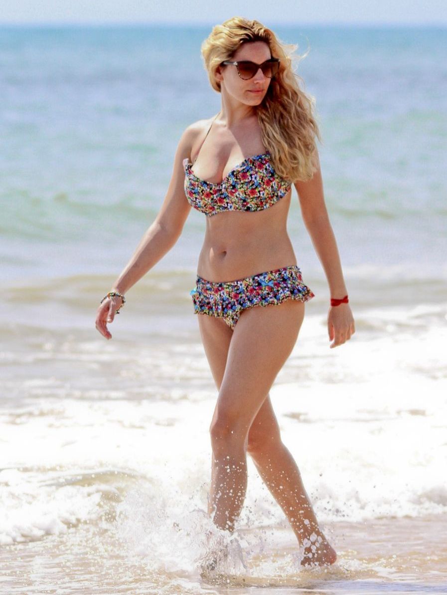 Kelly Brook Shows off her amazing Body in a Bikini in Brazil.